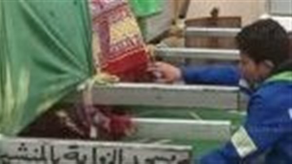 مشهد مبكي..طفل يحتضن نعش والده ووالدته وأخته أول يوم العيد قبل تشييعهم