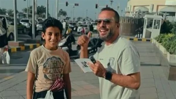 مخدتش.. مشهد مؤثر لبائع بلالين يحصل على عيدية للمرة الأولى في حياته | فيديو