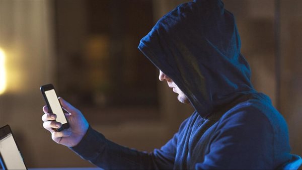 طرق حماية الهاتف من الاختراق.. تحذير خطير من لينكات المعايدة | فيديو