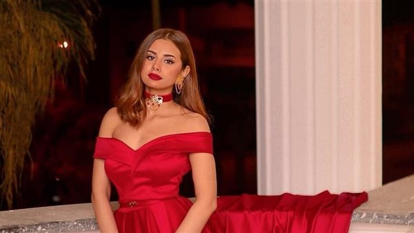 لوك جديد.. إطلالة مثيرة جديدة للفنانة منة عرفة | شاهد