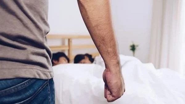 أبوها طب عليهم في الصالة.. اعترافات مثيرة للأب المصدوم في التحقيقات