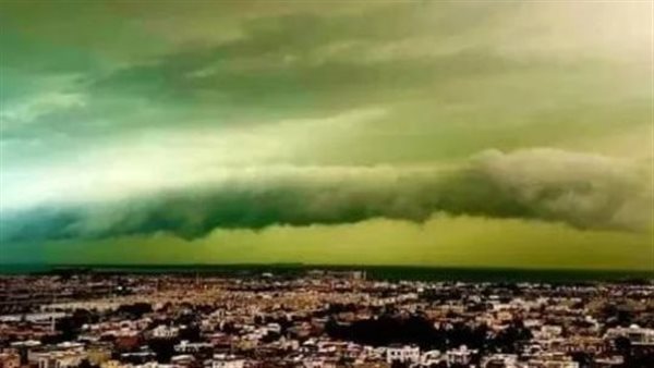 السماء لونها أخضر.. سر ظاهرة غريبة تظهر في دبي بعد السيول الشديدة