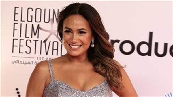 إيه الرقم ده.. سعر جمبسوت هند صبري يثير ضجة | شاهد