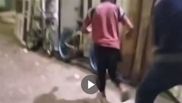 من ذوي الهمم..مقطع صادم للاعتداء على شاب بعصا في الدقهلية | فيديو