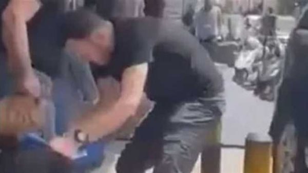 على يد زوج موكلتها.. مقطع صادم لضرب وسحل محامية أمام المحكمة بسبب دعوى طلاق | فيديو