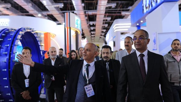 نائب وزير الاسكان يتفقد جناح «الدولية لصهر المعادن» في معرض وتريكس للبنية التحتية