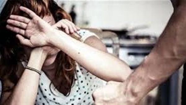 بحبها مش عايزة ترجعلي.. رجل يطعن زوجته أمام طفلتهما