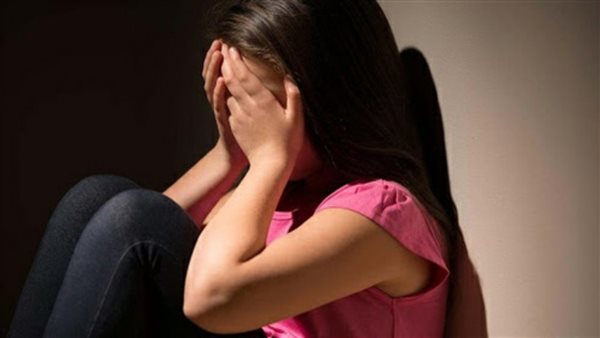 بينهم والداها.. تفاصيل اعتقال 16 شخصًا بتهمة اغتصاب فتاة قاصر