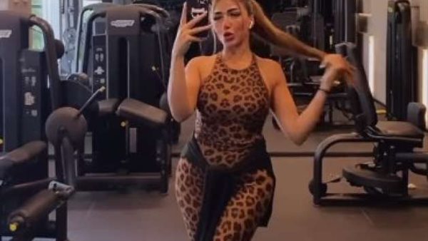 قصير فوق الركبة.. سارة سلامة تثير الجدل بهذه الإطلالة | شاهد