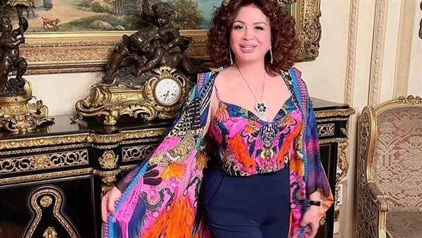 كأنها في العشرينات.. إلهام شاهين ببنطلون ضيق يثير الجدل بالسوشيال ميديا | شاهد