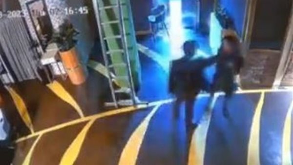 فيديو مروع أغضب العالم.. وزير سابق يضرب زوجته بوحشية حتى المـ وت | شاهد 