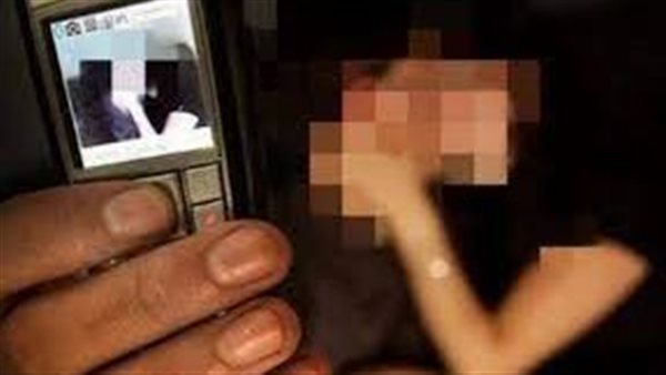 هددها بنشر صورها على فيسبوك.. تفاصيل الحكم على شاب بتهمة ابتزاز خطيبته السابقة