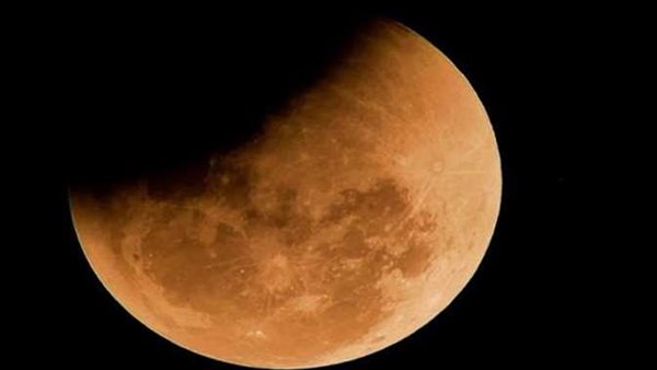 هل ستراه مصر؟.. موعد آخر خسوف للقمر 2024 وأماكن مشاهدته