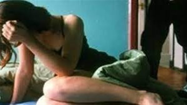 فتاة تفضح خطيبها: اغتصـ.بني تحت تهديد السلاح وقرار عاجل من النيابة