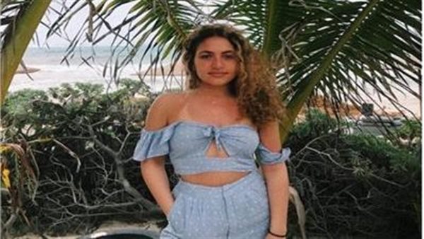 بنطلون ساقط.. كنزي عمرو دياب تثير الجدل بهذه الإطلالة | شاهد