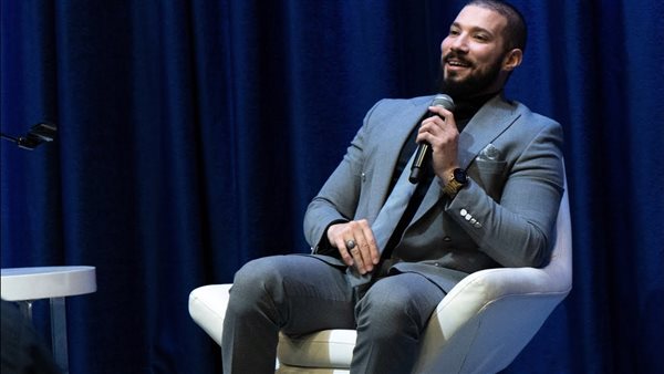  ما القصة؟.. عبدالله رشدي يسخر من يوسف زيدان بسبب تكوين