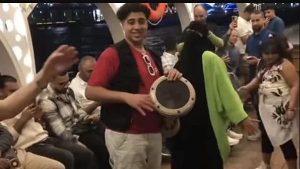 ما القصة؟.. منتقبة ترقص بأحد المراكب تثير الغضب على السوشيال ميديا | شاهد