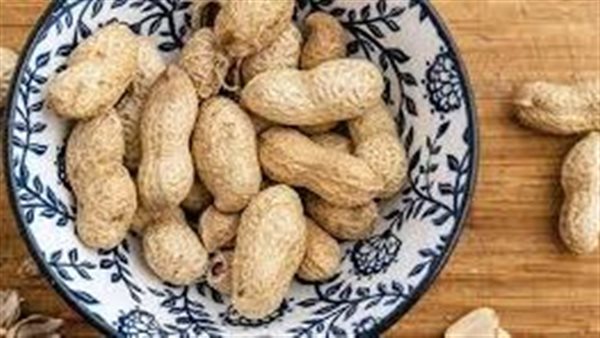 منعا للإحراج.. خبيرة إتيكيت توضح كيفية تناول الفول السوداني