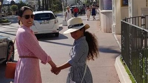 ما القصة؟.. شريهان لإحدى بناتها:انتِ الدعوة المستحيلة | شاهد