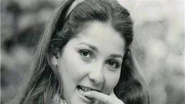 منعوها من رؤية أولادها.. أزمات فى حياة آثار الحكيم 