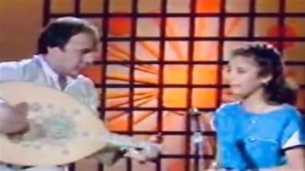 فيديو نادر للمطربة أصالة فى مرحلة الطفولة مع والدها | شاهد