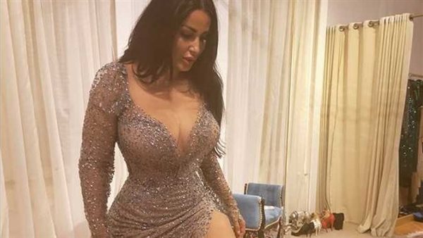 حَلَق في البطن.. طليقة الفيشاوي تثير الجدل بهذه الإطلالة | شاهد