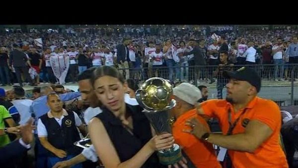 بعد تصدرها الترند.. القصة الكاملة لسقوط فتاة تحمل كأس الكونفدرالية