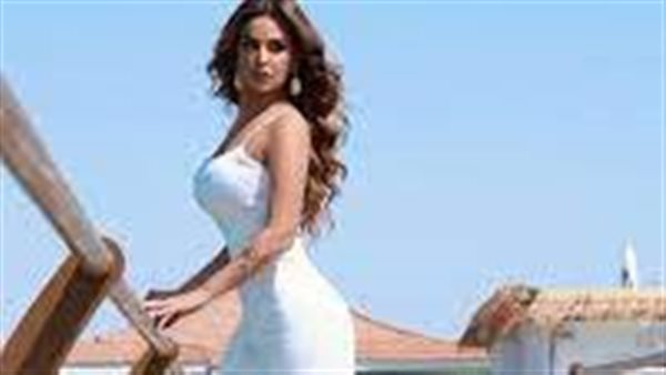 فستان مجسم.. مي سليم تثير الجدل بهذه الإطلالة | شاهد