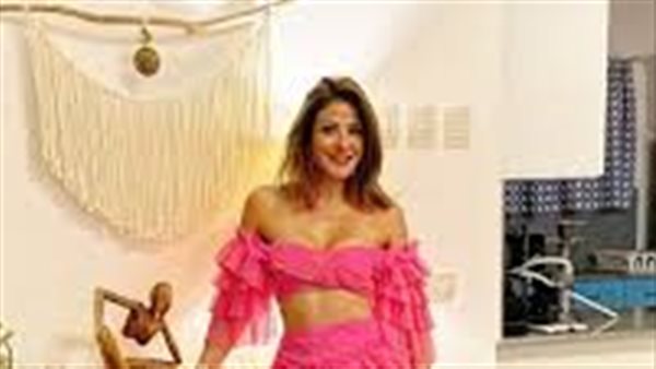 أوف شولدر.. هيدي كرم تثير ضجة بهذه الإطلالة | شاهد