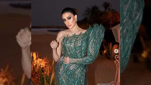 شعر أشقر وملابس لامعة.. لوك غادة عبدالرازق يثير الجدل | شاهد