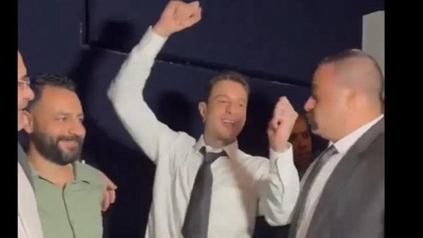 مكنش قادر يصلب طوله.. القصة الكاملة لأزمة ظهور أحمد الفيشاوي في عرض فيلم بنقدر ظروفك | شاهد