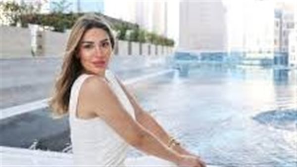 في حفل عيد ميلادها.. سارة نخلة تثير الجدل بفستان أصفر | شاهد