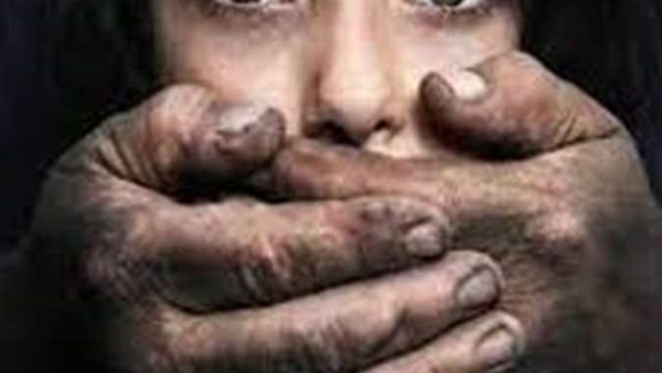 اعتداء وترويع.. عاطل يهاجم شقيقة صديقته ويحاول اختطافها بالقوة في الإسماعيلية