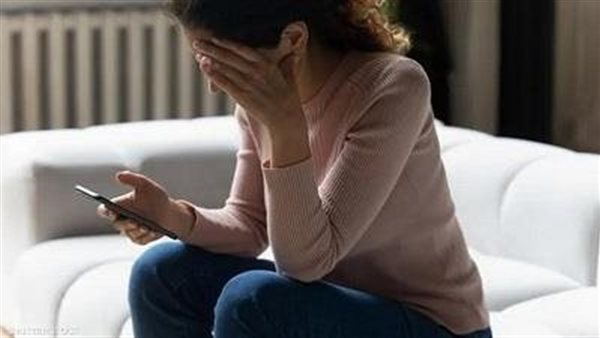  صور أجزاء حساسة من جسدها خلسة.. تفاصيل مثيرة في اتهام مهندسة ديكور لمنتج شهير بالابتزاز