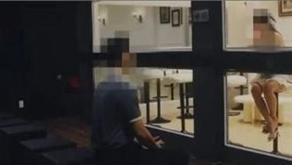 المرايا العميا.. حكاية مقهى يسمح للرجال فقط برؤية النساء من خلف جدار زجاجى