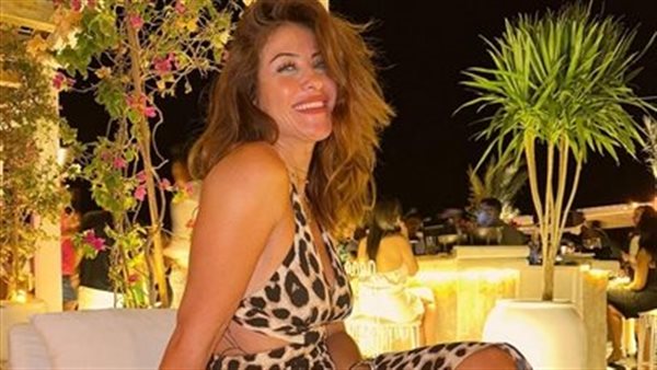  فستان مجسم.. هيدي كرم تثير الجدل بهذه الإطلالة | شاهد