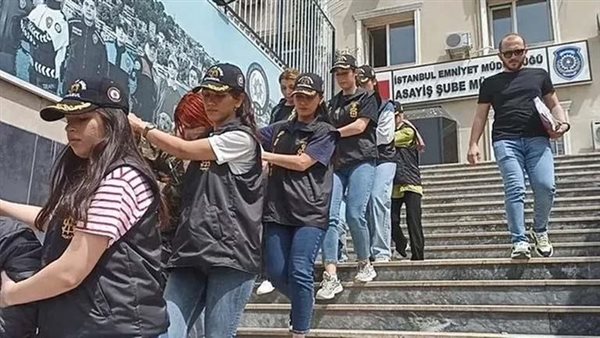 فتيات استدرجن شبانًا بصور عارية.. كواليس قضية جنسية أثارت الجدل في تركيا