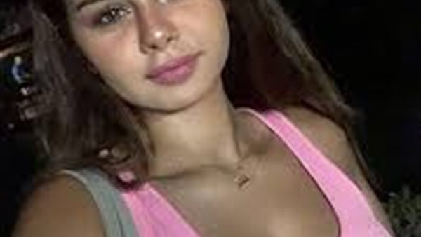 فوق الركبة.. منة عرفة تثير الجدل بفستان قصير | شاهد