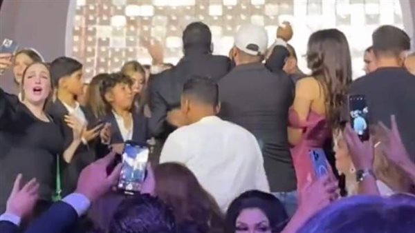 كبر في السن.. تفاصيل الهجوم على عمرو دياب بعد صفعه معجبا | فيديو