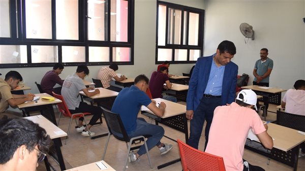 عميد الكلية التكنولوحية بأسيوط يتفقد لجان الإمتحانات