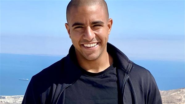 رئيس جامعة الجلالة يهنئ الطالب محمد منير وفريقه 