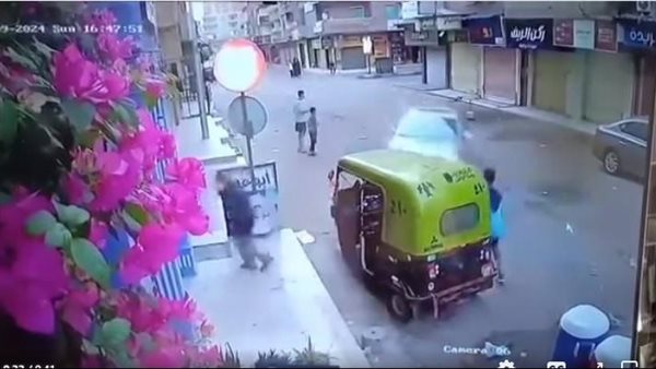 مقطع يحبس الأنفاس.. سيارة طائشة تطيح بطفل ورجل في الهواء بالبحيرة | فيديو 