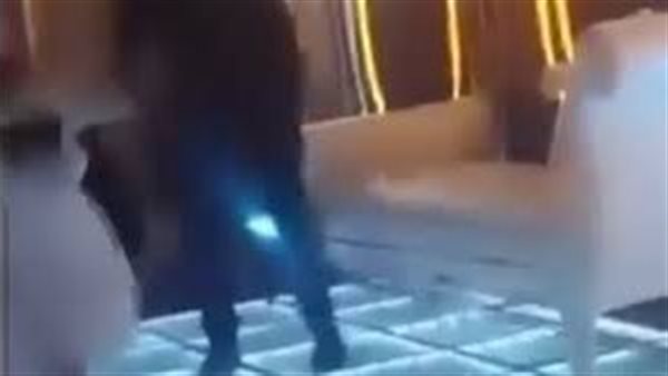 لقطات صادمة..عريس يسحل العروس بالكوشة يثير الجدل على السوشيال ميديا | شاهد