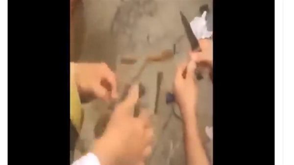 فيديو أثار الجدل.. حقيقة القبض على رجل وضع سحر بالكعبة | شاهد