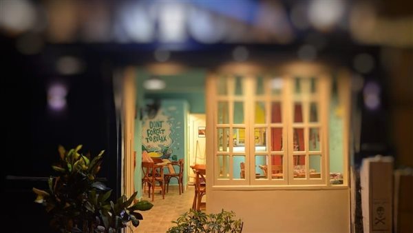 الجيبة القصيرة والكروب توب.. حكاية كافيه مثير للجدل في الإسكندرية يفرض شروطا على ملابس رواده 