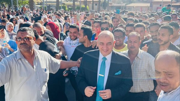 ممر شرفي لآلاف الطلاب بالإسكندرية لعميد كلية الاعمال 