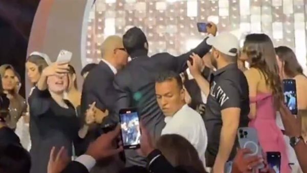 هذا ما قاله.. أول ظهور للشاب صاحب واقعة الصفع من عمرو دياب | فيديو