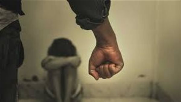 حضنها وكتم نفسها.. أب بلا قلب يقتل طفلته ويرسل صورتها إلى والدتها