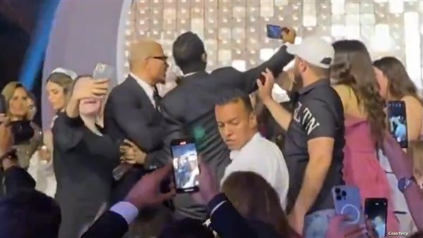 يلا نتصور.. ماذا فعل عمرو دياب مع لبناني طلب صورة معه بعد أزمة المعجب المصفوع؟ | شاهد