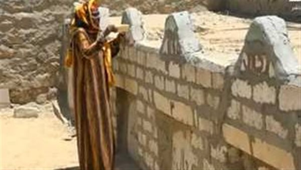 دعت على عيالها الـ 4 يموتوا في يوم واحد وربنا استجاب.. قصة من الخيال لأم أيمن في المقابر | فيديو